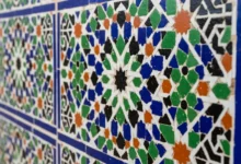 الزليج المغربي ـ زليج مغربي تقليدي بألوان زرقاء وخضراء على جدار فاسي