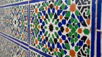 الزليج المغربي ـ زليج مغربي تقليدي بألوان زرقاء وخضراء على جدار فاسي