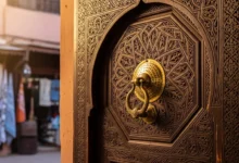 الفن المعماري المغربي - باب مغربي خشبي منقوش بزخارف هندسية تقليدية