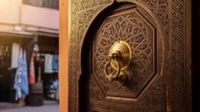 الفن المعماري المغربي - باب مغربي خشبي منقوش بزخارف هندسية تقليدية